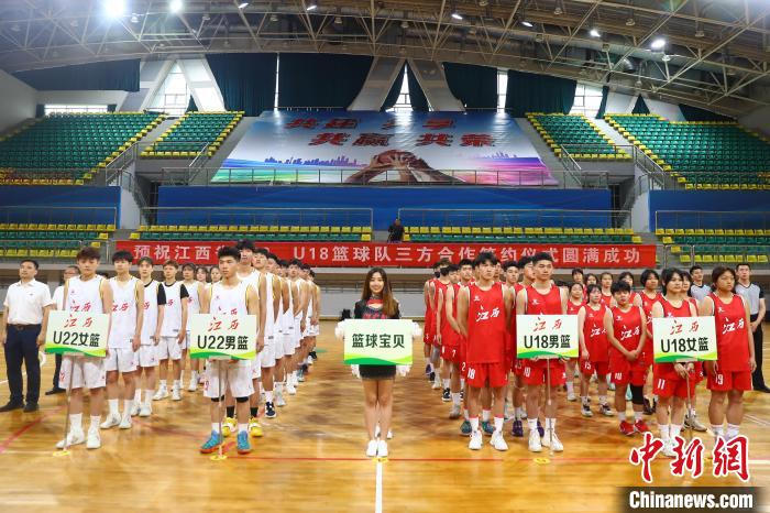 江西省體育局、南昌大學(xué)、南昌市政府組建的江西省U22男籃、U22女籃、U18男籃、U18女籃等隊(duì)伍。 劉占昆 攝